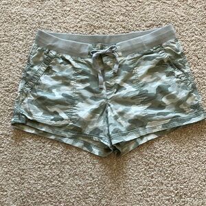 EUC  Ana size 12 cargo shorts